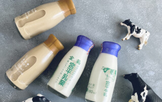 瓶牛乳とカフェ瓶の写真