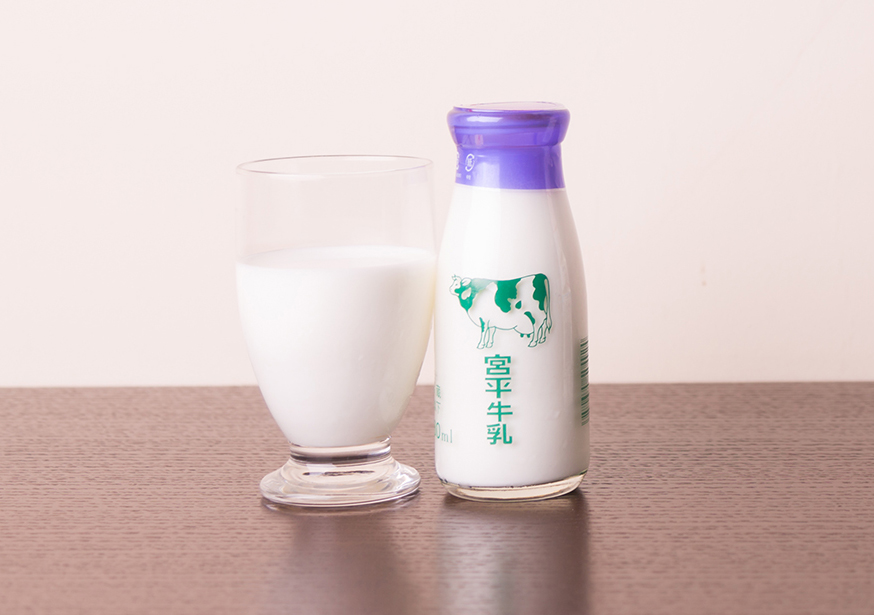 瓶とグラス牛乳